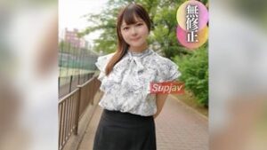 3日間！70%OFF【顔出し】プリっとしたエクボが可愛い美巨乳女を仲間とハメ撮り3P。顔に見合わぬビッシリ生え揃った陰毛マンコをザーメンで汚してみました。 FC2PPV 4544125